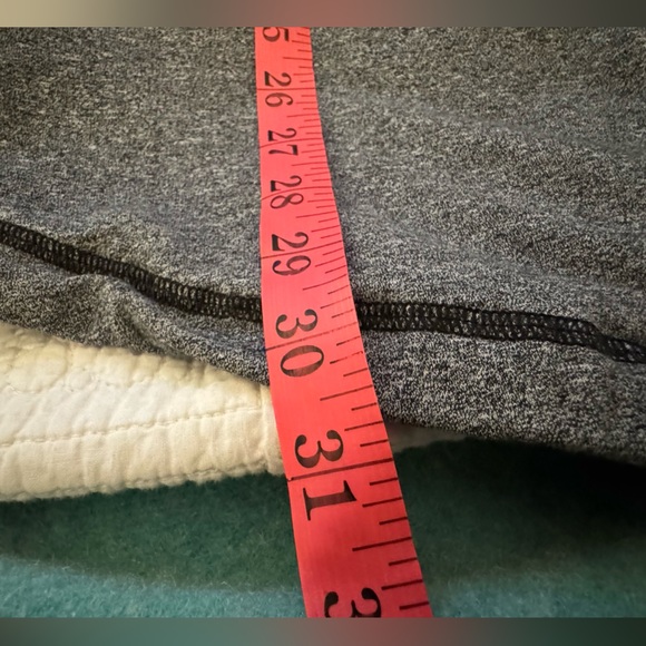 Lululemon Gratitude Wrap
Static Charcoal / Purple Lining - Picture 14 of 14